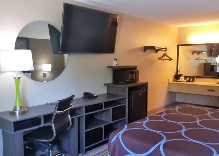 Super 8 By Wyndham Brownsburg